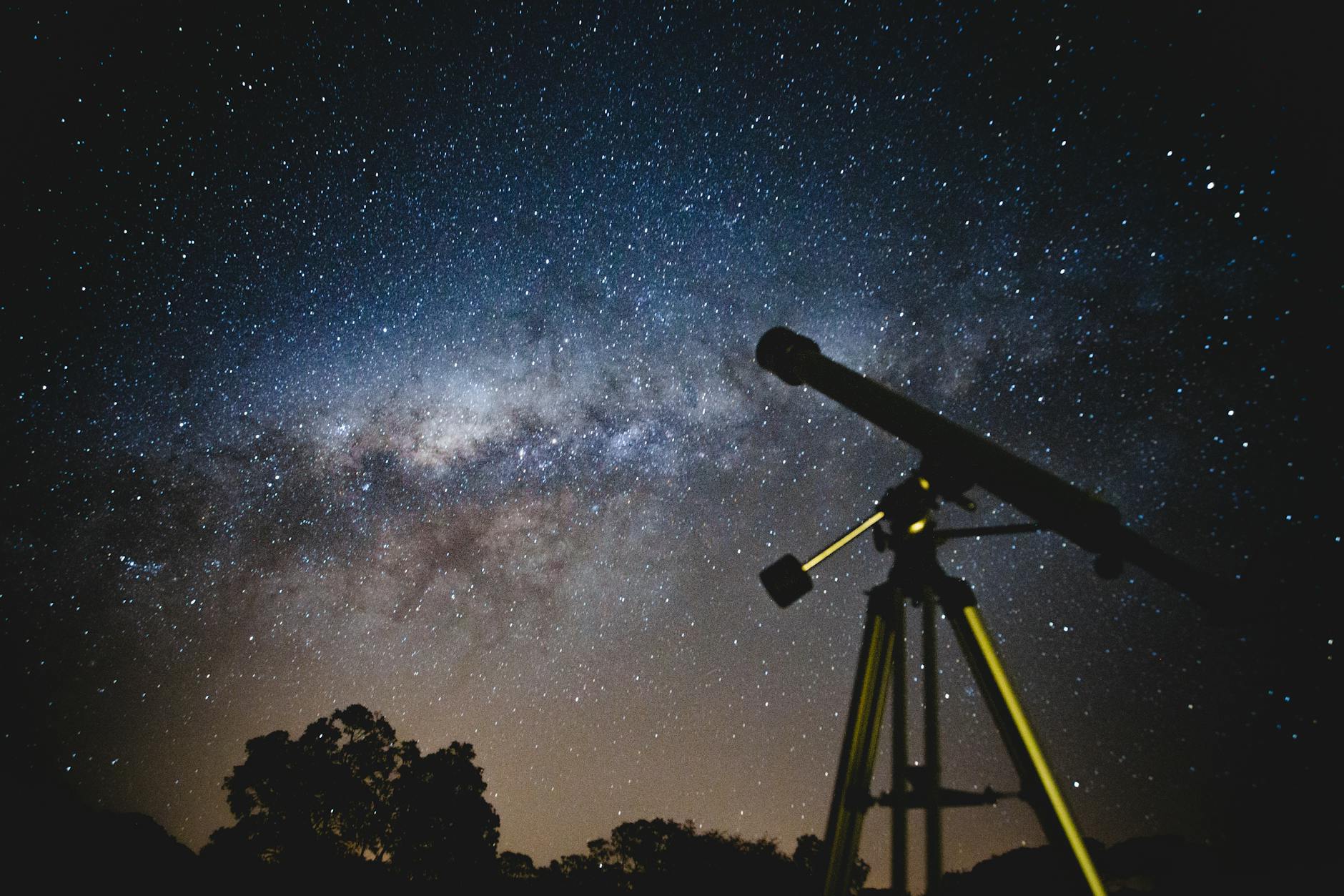 Superbe ciel étoilé avec une silhouette de télescope capturant la voie lactée au Brésil.
