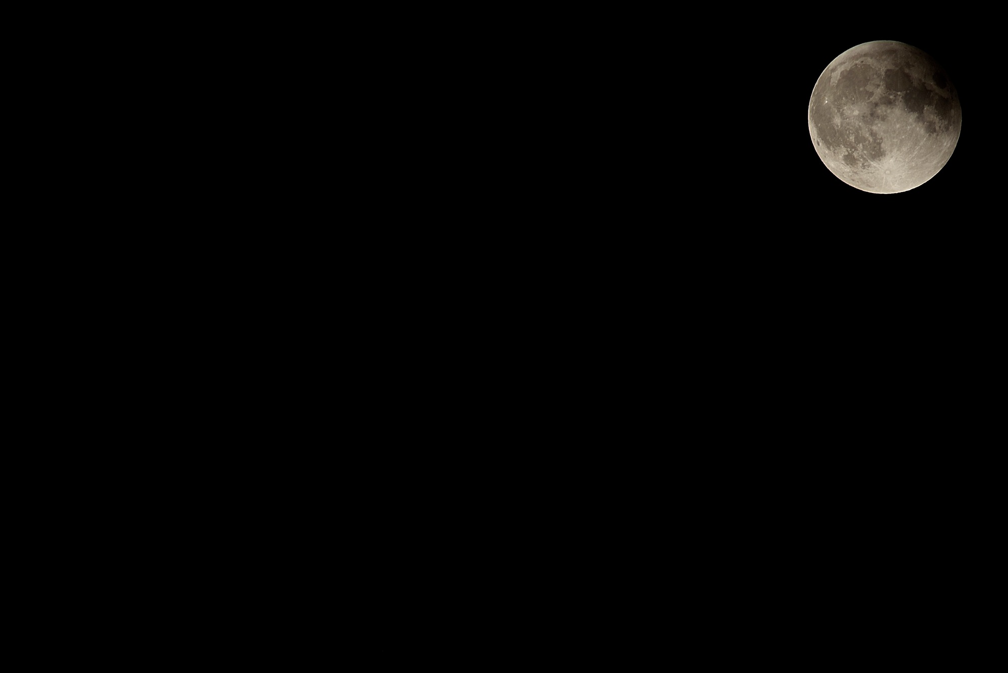 Ciel nocturne noir supérieur à droite.