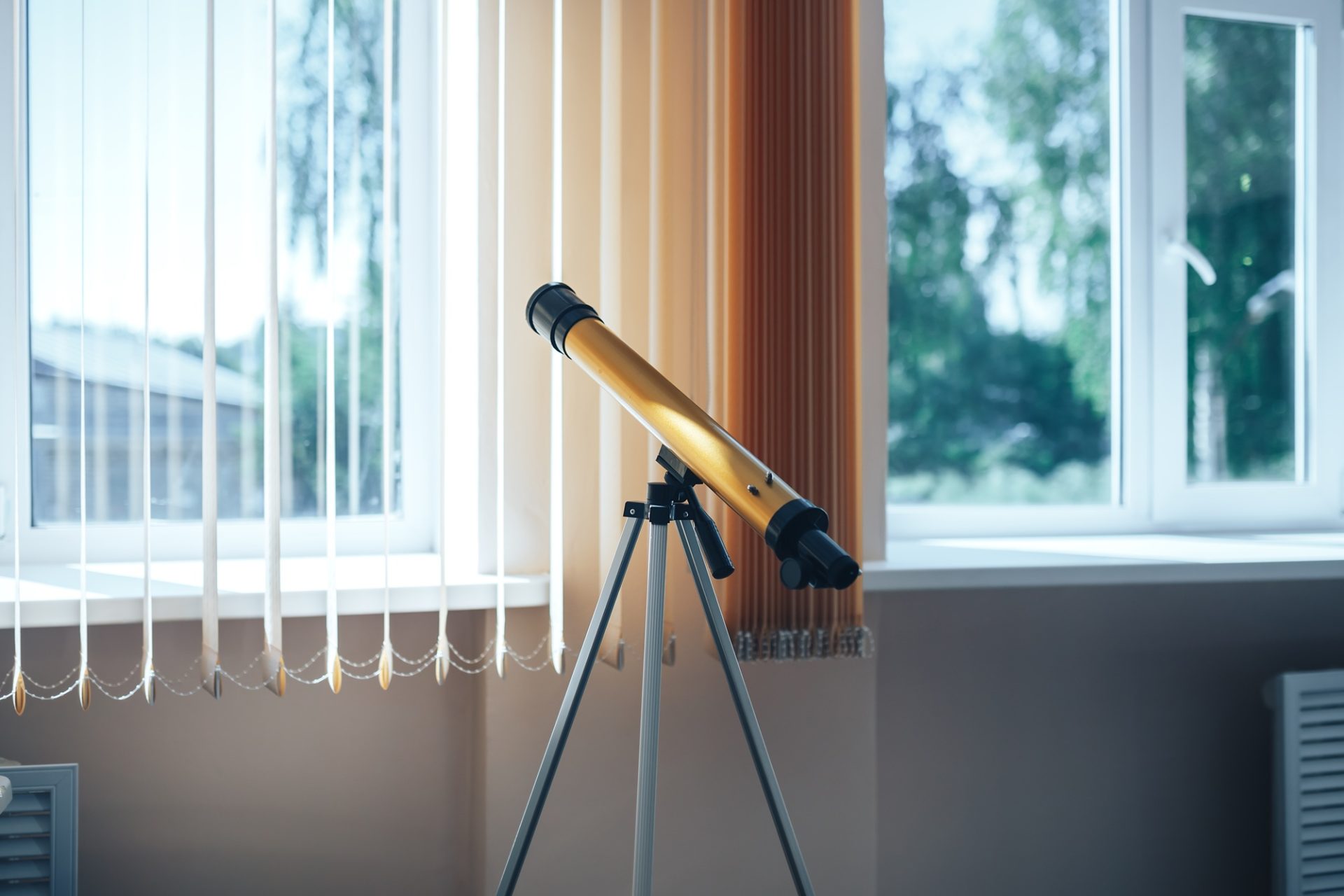 Télescope scolaire pour enseigner aux écoliers, exploration spatiale dans le programme scolaire.